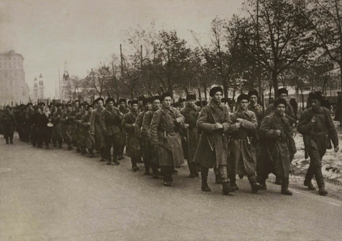 Москвичи идут на фронт. А.В. Устинов. 1941