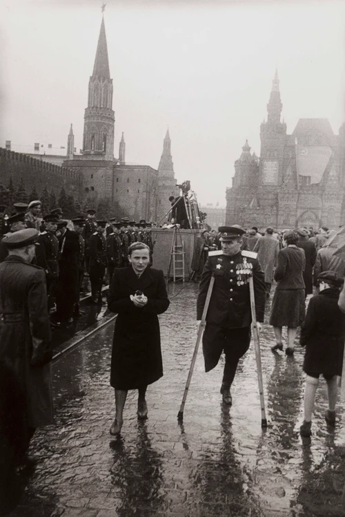 Генерал А.В. Гладков с супругой на Параде Победы. Е.Халдей, 1945