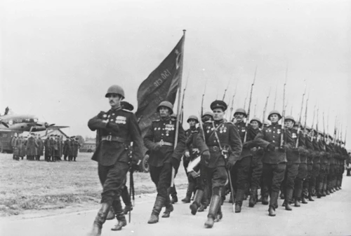 Встреча Знамени Победы на аэродроме в Москве 20 июня 1945 г. Д. Чернов.