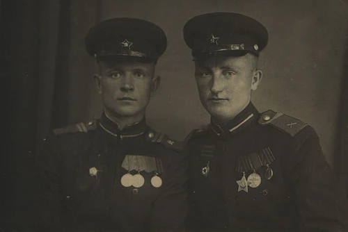 Участники парада Победы Василий Семочкин (слева) и Иван Ерин. Неизвестный фотограф, 1945