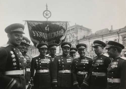 Группа командиров 4-го Украинского фронта на Параде Победы. В центре –  генерал-майор Л.И. Брежнев. Я.Н. Халип. 1945