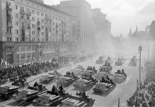 Парад Победы в Москве 24 июня 1945 года. Самоходные артиллерийские установки движутся к Красной площади по улице Горького.
Москва, 24 июня 1945 года.
Яков Халип / РИА Новости