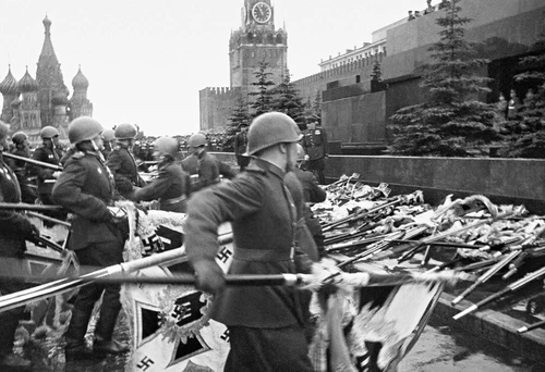 Парад войск Красной армии на Красной площади Москвы 24 июня 1945 года. Церемония повержения немецких знамен и штандартов к подножию Мавзолея В.И. Ленина.
Москва, 24 июня 1945 года.
Макс Альперт / РИА Новости