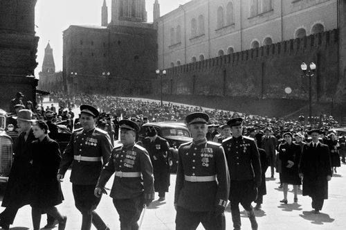 Парад Победы на Красной площади в Москве 24 июня 1945 года. Группа советских генералов во время народных гуляний у Красной площади в день Парада Победы. На переднем плане, крайний справа - начальник Центрального управления военных сообщений Красной Армии генерал-лейтенант технических войск Владимир Иванович Дмитриев, слева - его заместитель, начальник управления автодорожной службы Красной Армии, генерал-лейтенант технических войск Захар Иванович Кондратьев. На переднем плане, в повседневной форме - Герой Советского Союза генерал-майор авиации Александр Иванович Гусев.
Москва, 24 июня 1945 года.
Анатолий Гаранин / РИА Новости