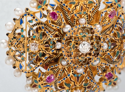 Выставка «Очарование красоты. Из истории ювелирных украшений в России»